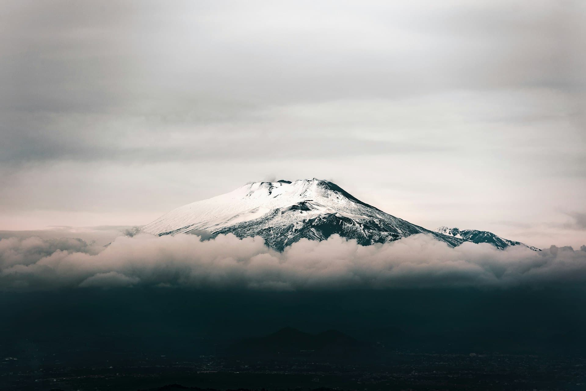L'Etna innevato visto dal territorio di Centuripe